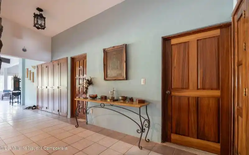 Pasillo a sala/hallway to living room