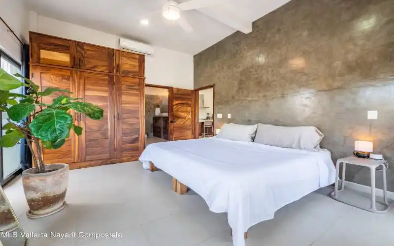 010 - bed w closet