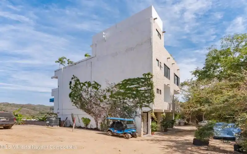 030 - corner view building