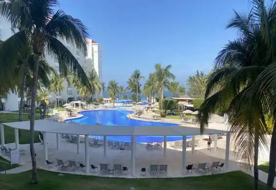 Direct view over pools to ocean