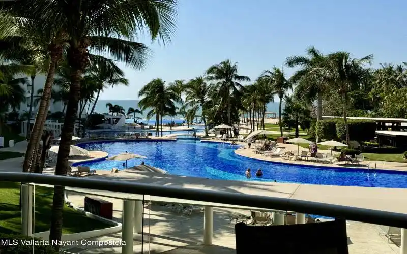 VM315 Blue infinity pool merging with bl