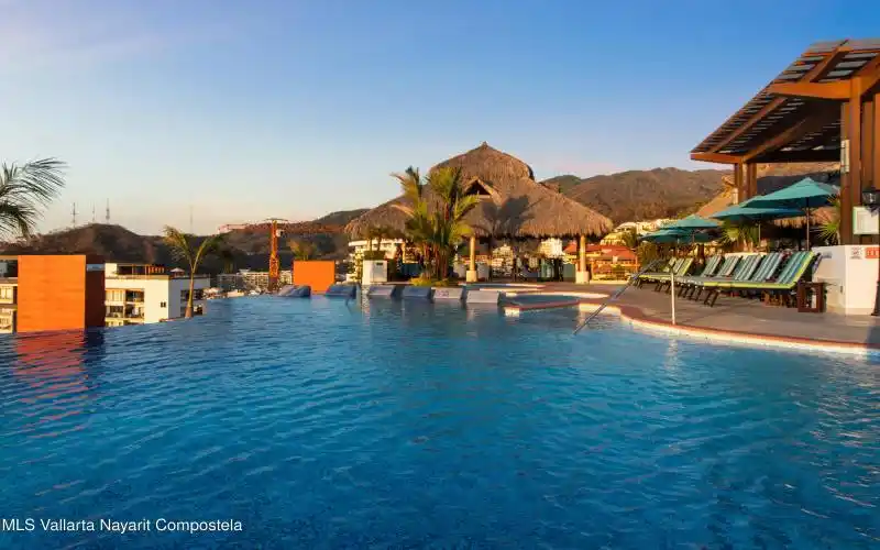 Rooftop Pool w/ Swim-up Bar