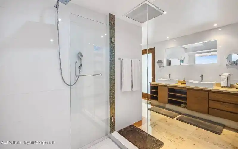 Bathroom Master bedroom