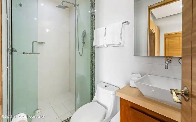 bathroom 2nd bedroom
