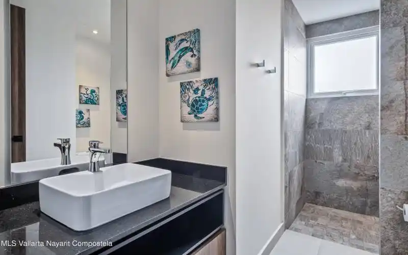 Pisa 212 bathroom 2