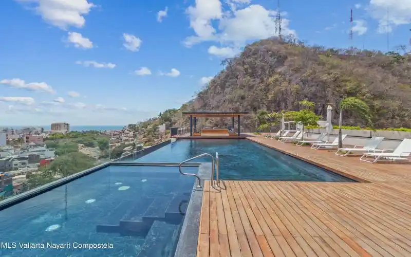 Rooftop Pool 4
