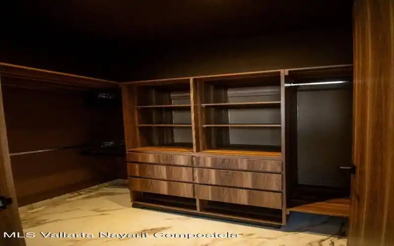 WALK IN CLOSET