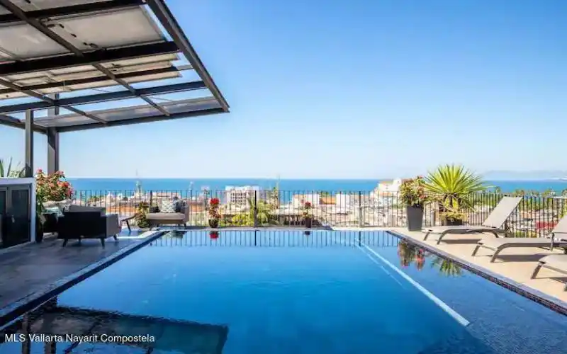ROOFTOP POOL