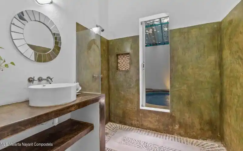 Granada-jacuzzi-entry