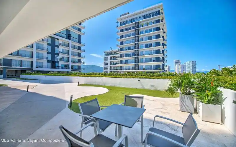 SOHO SKIES 703 LOW-25