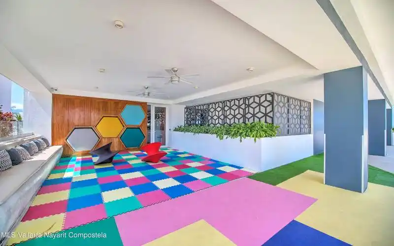 SOHO SKIES 703 LOW-27