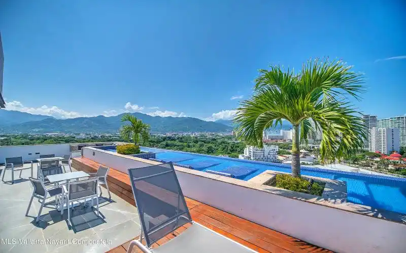 SOHO SKIES 703 LOW-32