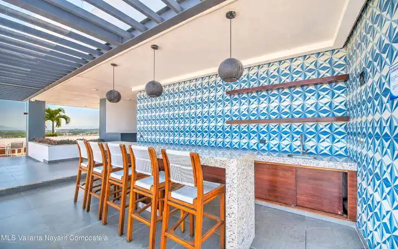 SOHO SKIES 703 LOW-33