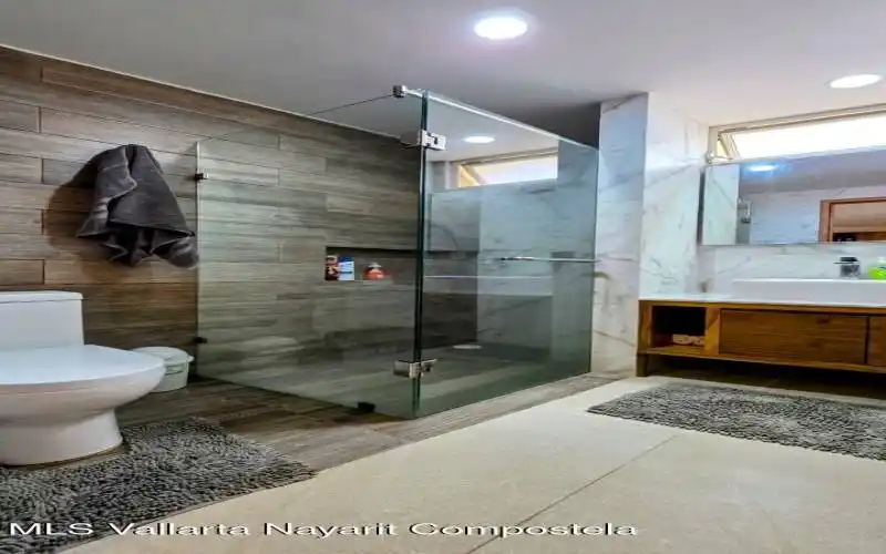 FOtO 12-Full Bathroom in Common Area