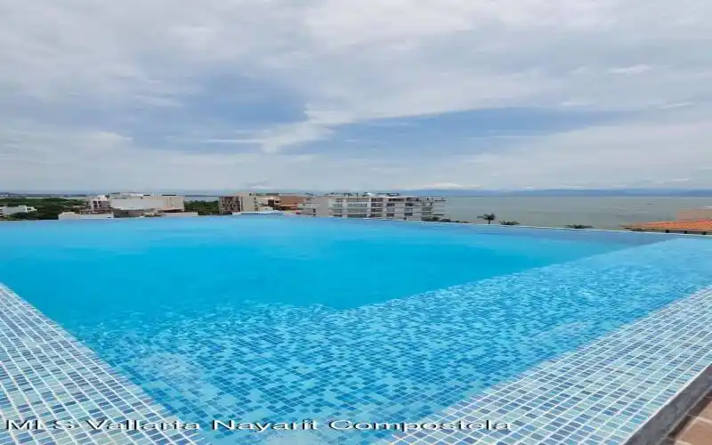 FOTO 16-Infinity Pool in Roof Top