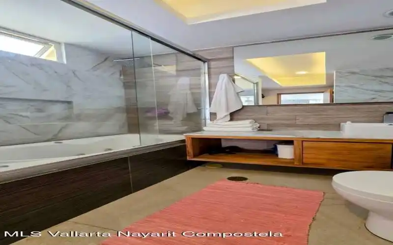 FOTO 8- Main Bed. Bathroom