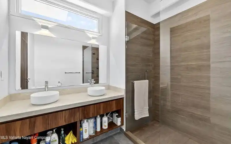 18.MAIN BATHROOM