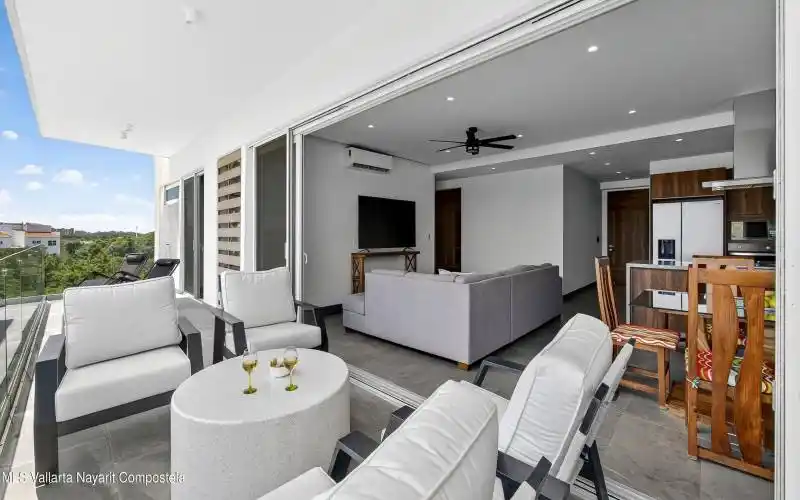 6.TERRACE AND LIVING ROOM OVERVIEW