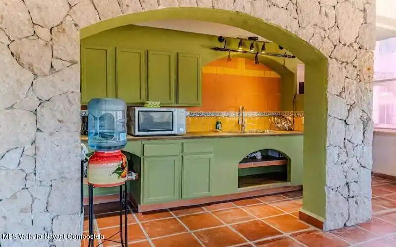 Loft 2 Kitchen upper-min