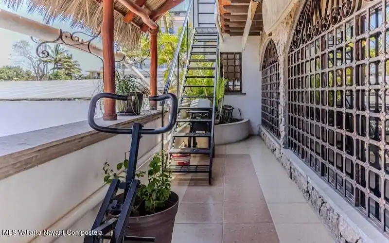 Loft 2 stairs to rooftop-min