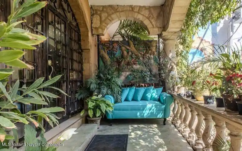 Outdoor Entrance Seating-min