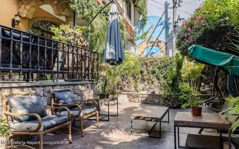 Outdoor Front Courtyard-min