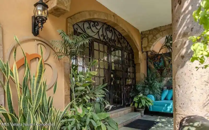 Outdoor Front Entrance 1-min