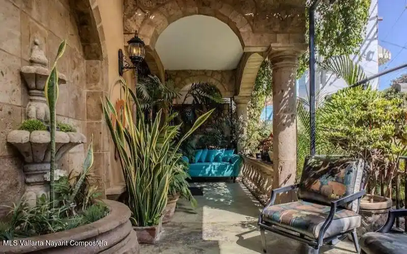 Outdoor Front Entrance-min