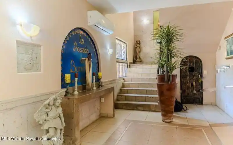 Stairs to 2nd-min
