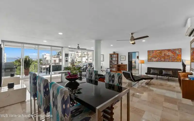 Open Living Area - Area abierta