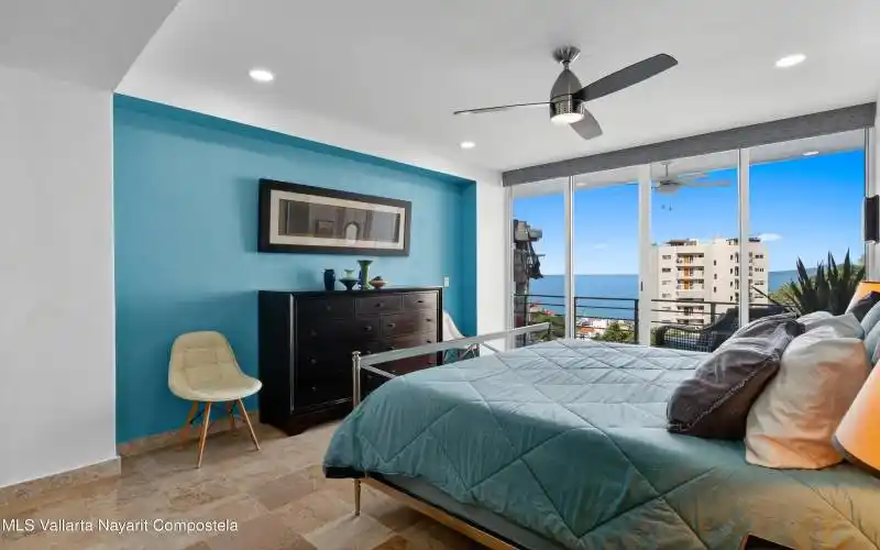 Main Bedroom - Recamara principal