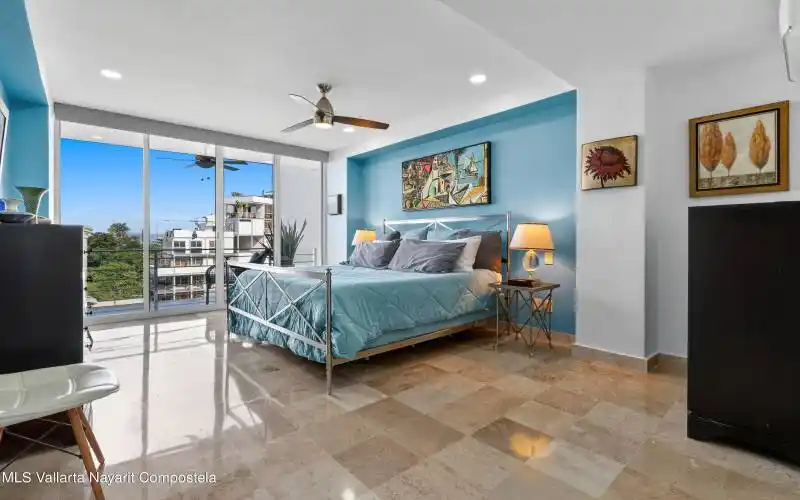 Main Bedroom - Recamara principal