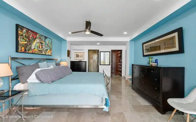Main Bedroom - Recamara principal