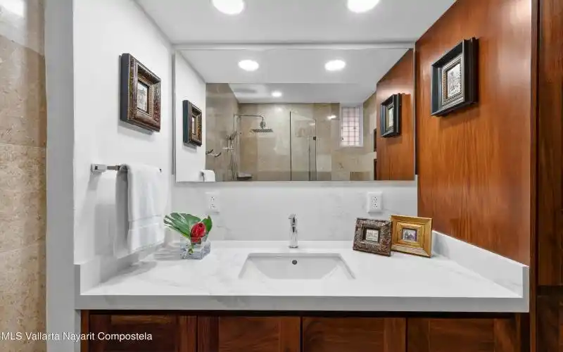 Main Bathroom - Bano principal