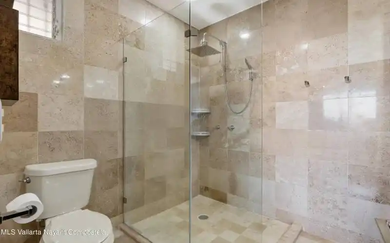 Main Bathroom - Bano principal