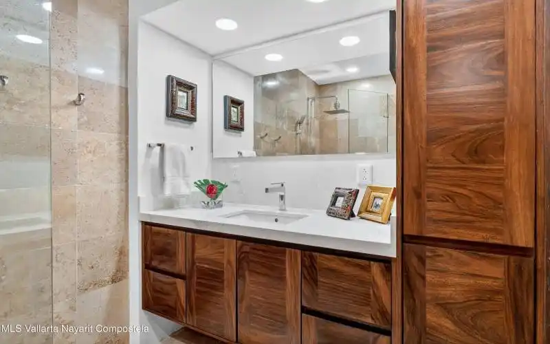 Main Bathroom - Bano principal