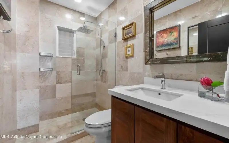 Second Bathroom - Segundo bano