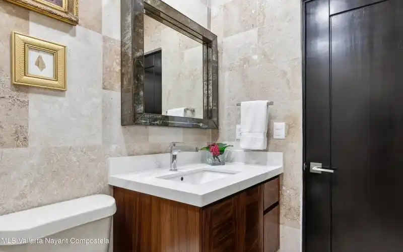 Second Bathroom - Segundo bano