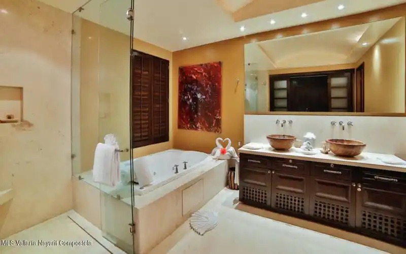 18 Master Bath BEST