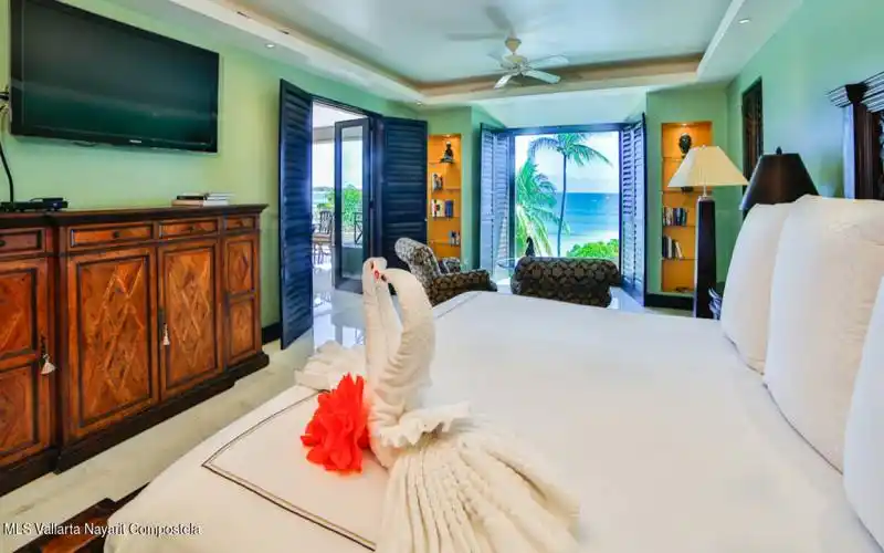 16 Master Suite_