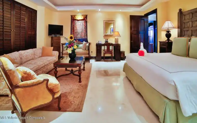 19 Second  Master Suite inside to entry