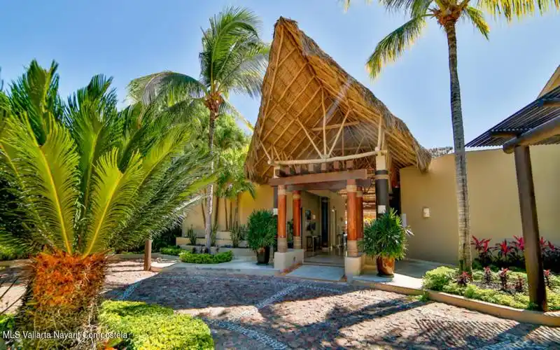 36 HDM Beachclub Entrance