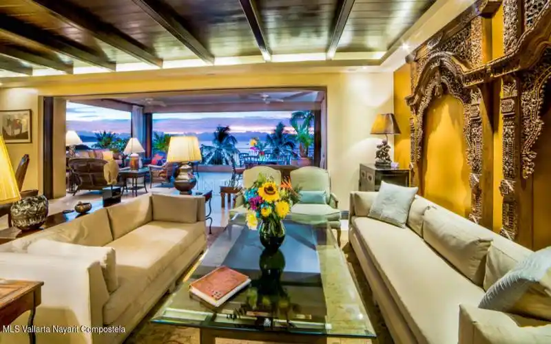 1 Living Room Great View to Ocean