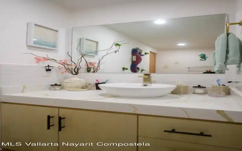 Master bathroom549-10