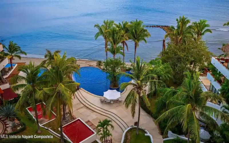 pool in front of Mar